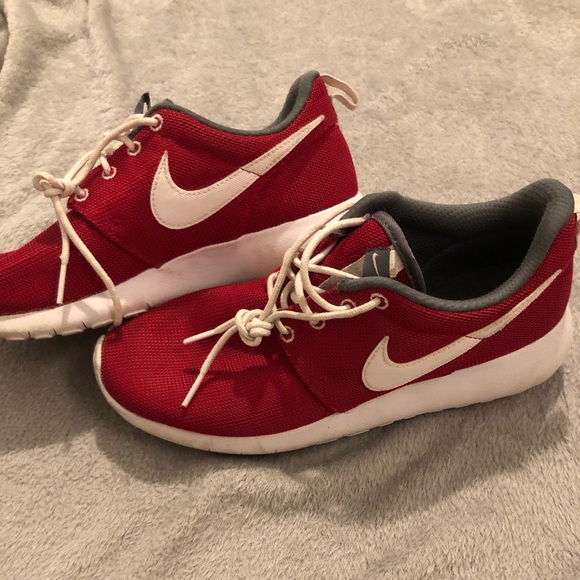 red nike shoes womens roshe